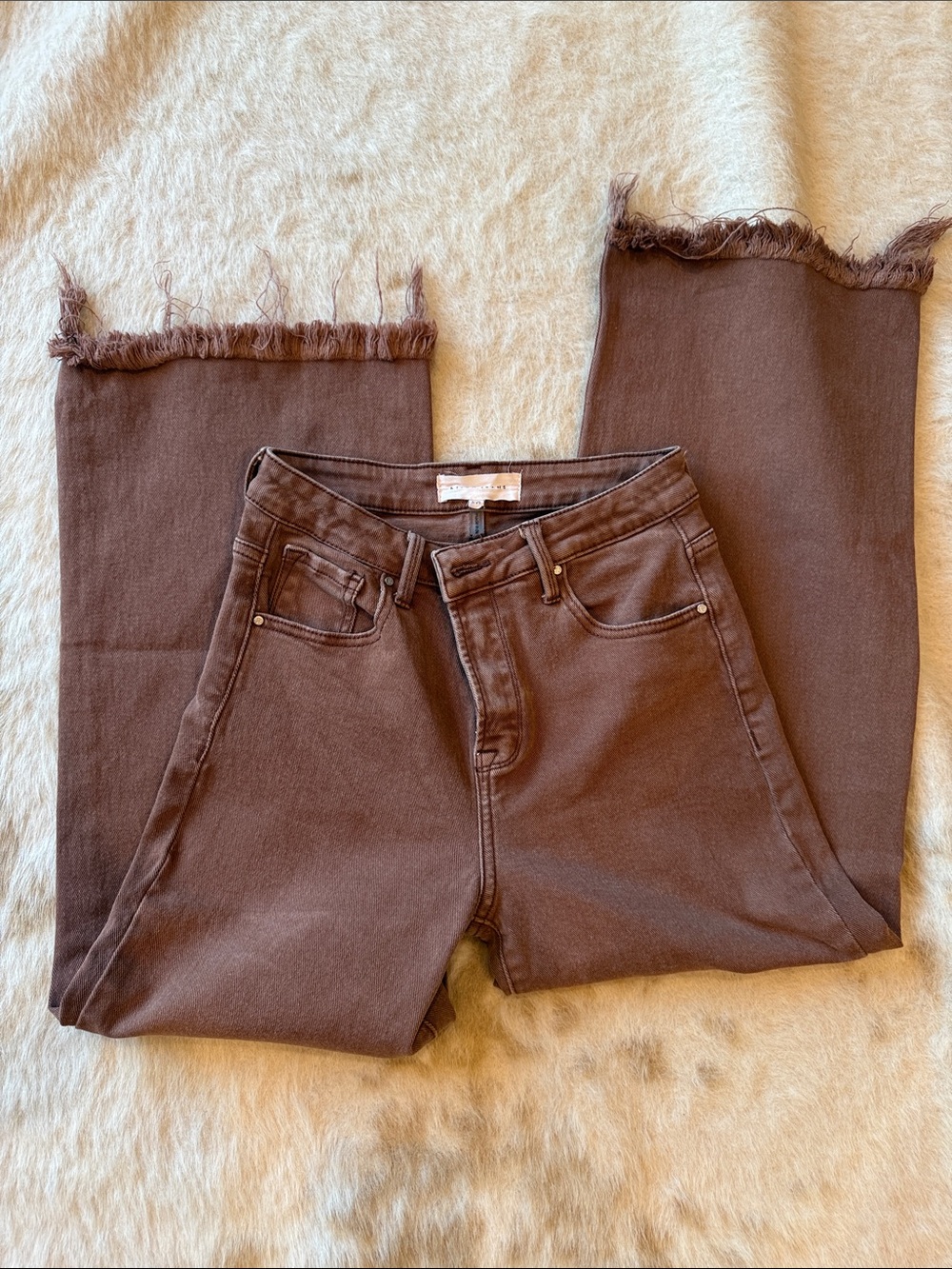 Risen Wide Leg Frayed Hem Jeans in Brown